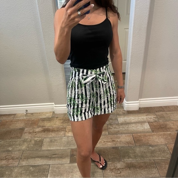 NWT xoxo Stripe & Leaves Print High Rise Paper Bag Style Shorts w Tie Waist S - Picture 1 of 11